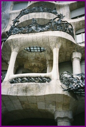 Gaudi Balcony.jpg - 56534 Bytes